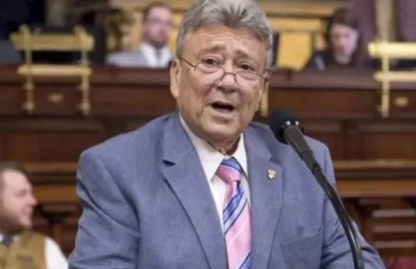 Deputado é reeleito nos Estados Unidos, mas morreu há 1 mês
