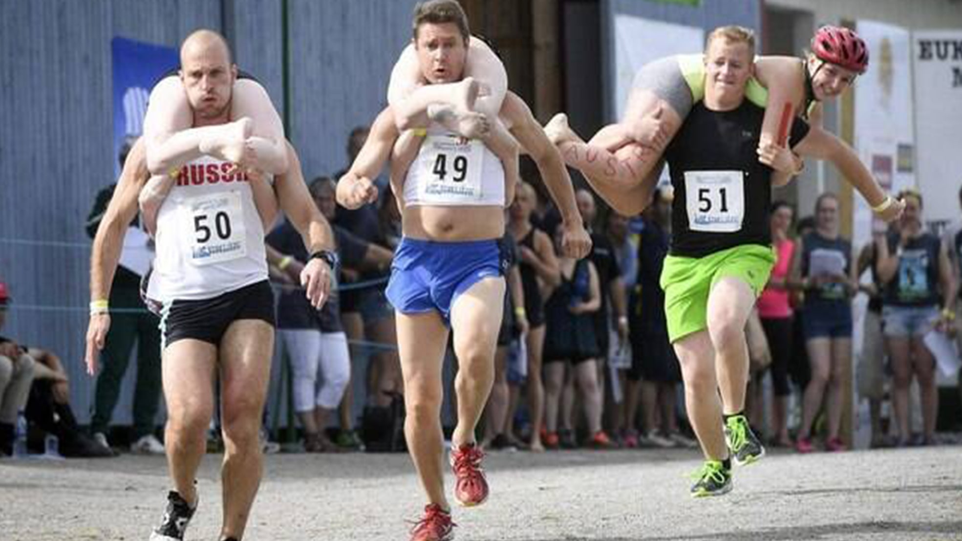 Conheça o Carregamento de Esposas, esporte onde o peso da mulher vale cerveja