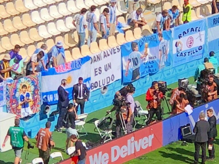 Torcida da Argentina xinga Daniel Alves em faixa na estreia da Copa: ‘boludo’