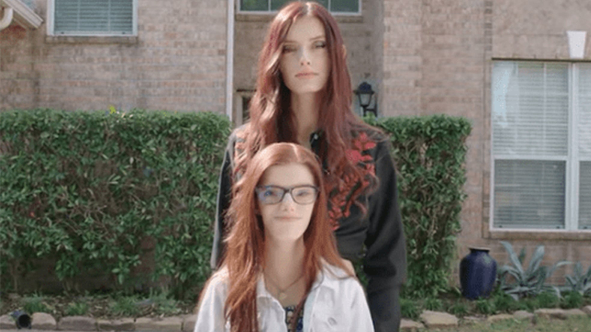 Gêmeas idênticas mais diferentes do mundo entram para o livro dos recordes