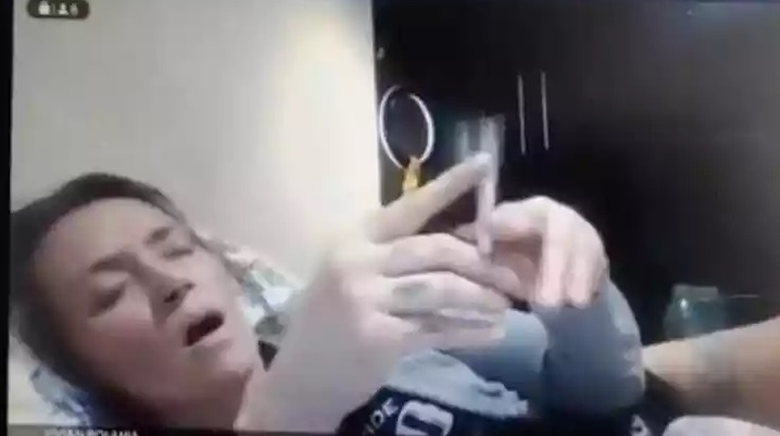 Juíza é suspensa por aparecer seminua em audiência no Zoom