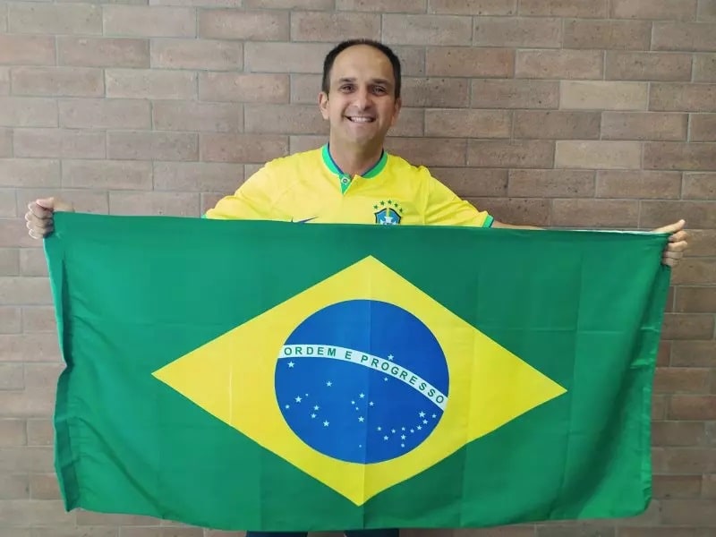 Catarinense vive maratona de 12 voos em 14 dias para acompanhar a Seleção Brasileira na Copa