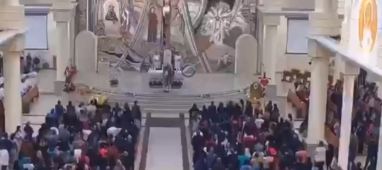 [VÍDEO]: Padre usa missa para desmentir romance com socialite do Sul de SC