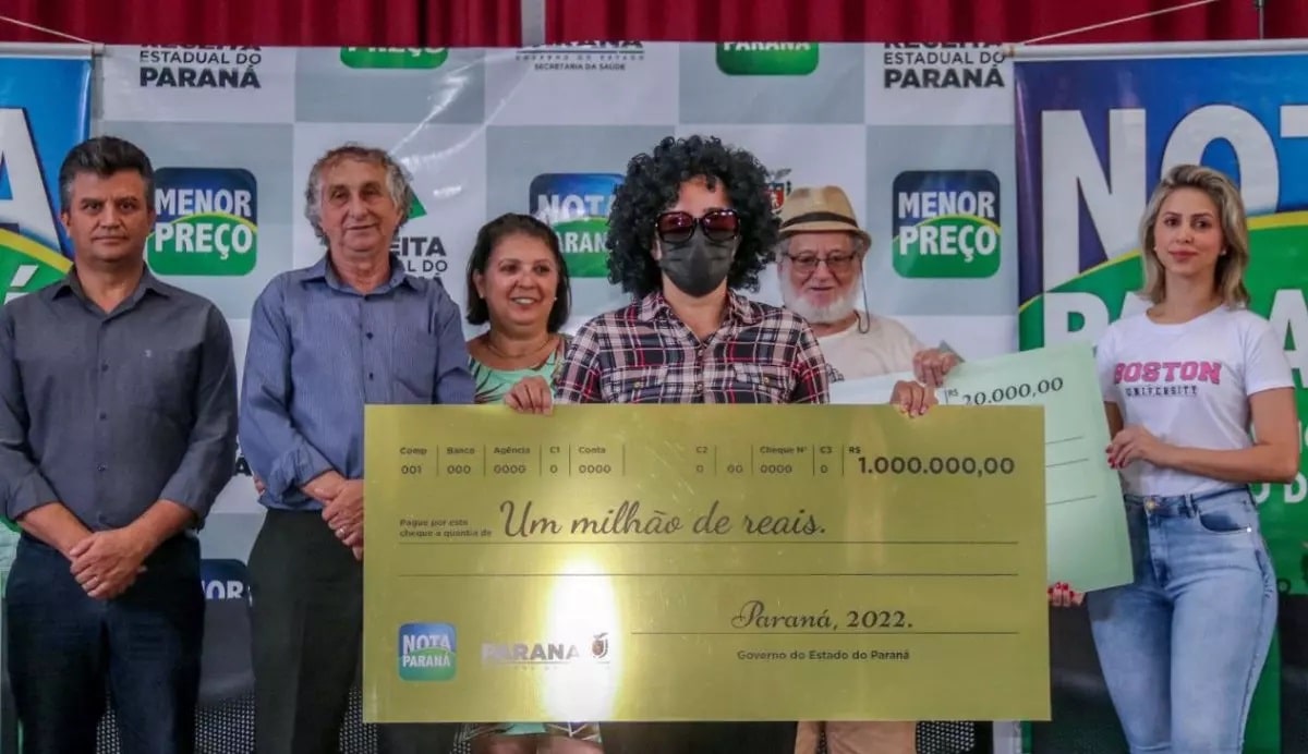 Com peruca, óculos e máscara, empresária de Sarandi recebe prêmio milionário no Paraná