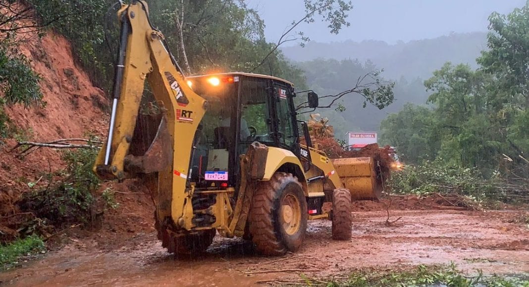 Após deslizamentos, trânsito começa a ser liberado na Serra Dona Francisca