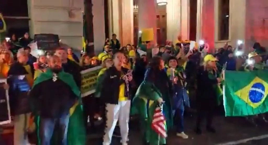 [VÍDEOS] – Manifestantes hostilizam ministros do STF na porta de hotel em Nova York