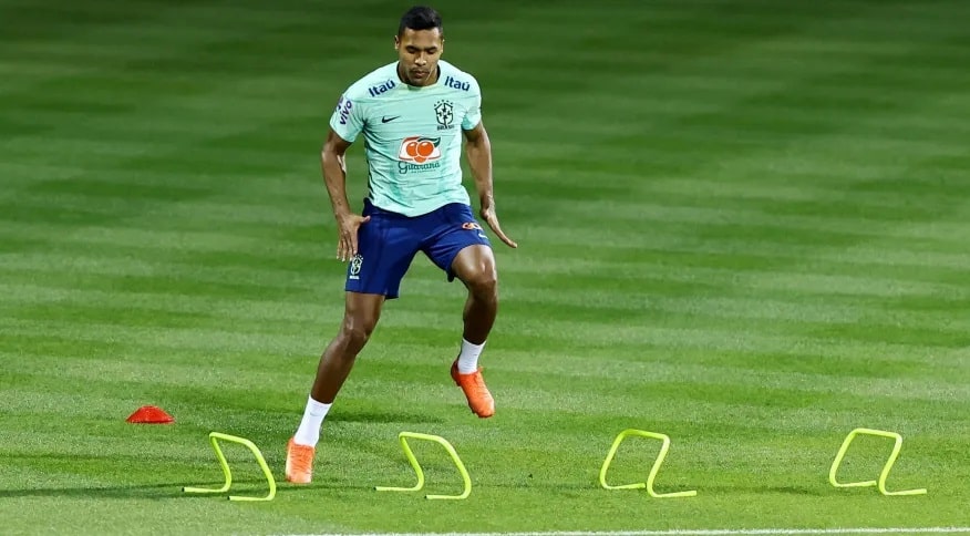 Alex Sandro deve ficar fora das quartas de final contra a Croácia, diz Tite