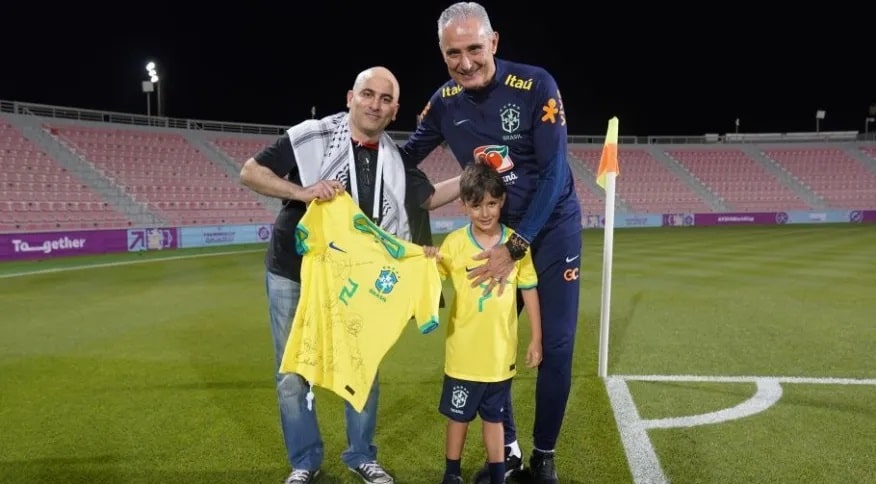 [Vídeo]: Tite conhece torcedor que carregou seu neto no Catar