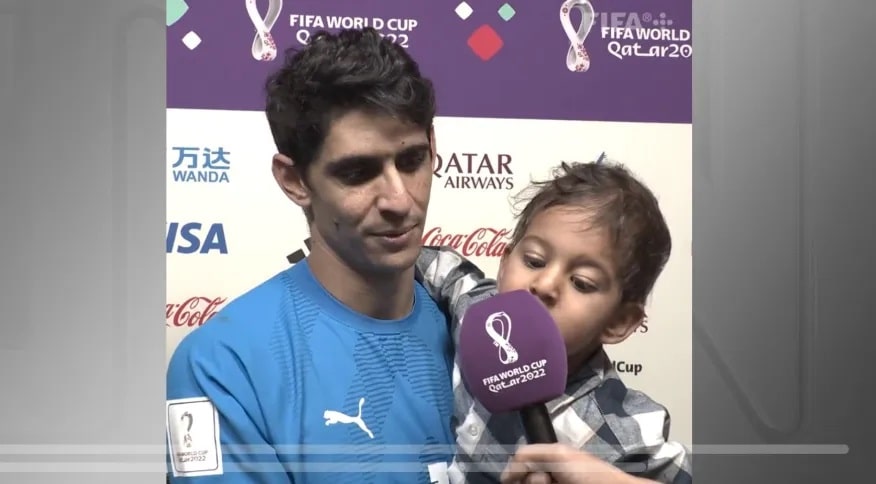 [VÍDEO]: Filho do goleiro de Marrocos confunde microfone com sorvete durante coletiva