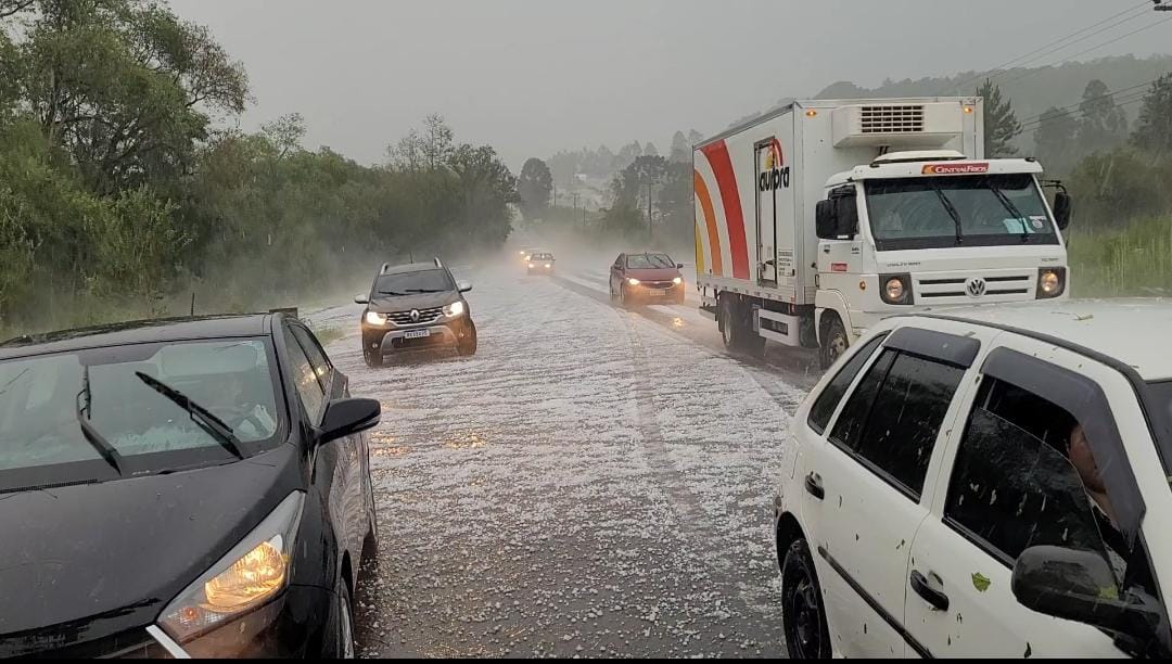 VÍDEOS] – Enxurrada com granizo e vento causa transtornos em Videira