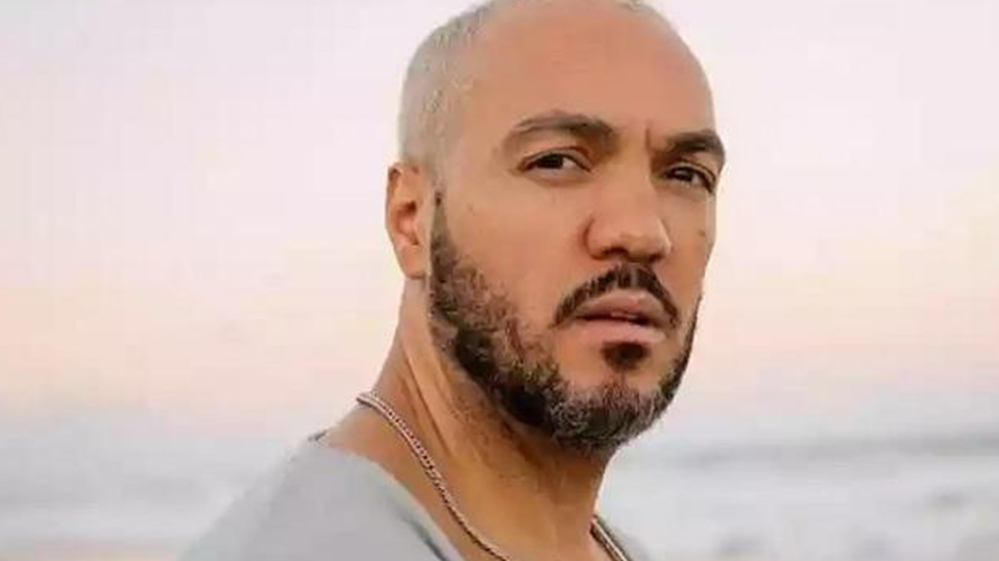 Cantor Belo passa mal durante show e é internado às pressas