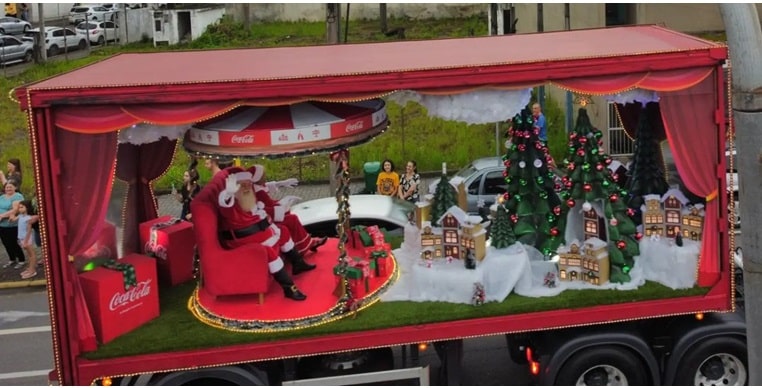 [VÍDEO] e [imagens] – Caravana de Natal da Coca-Cola deixou rastro de cores e alegria em Jaraguá no dia 11