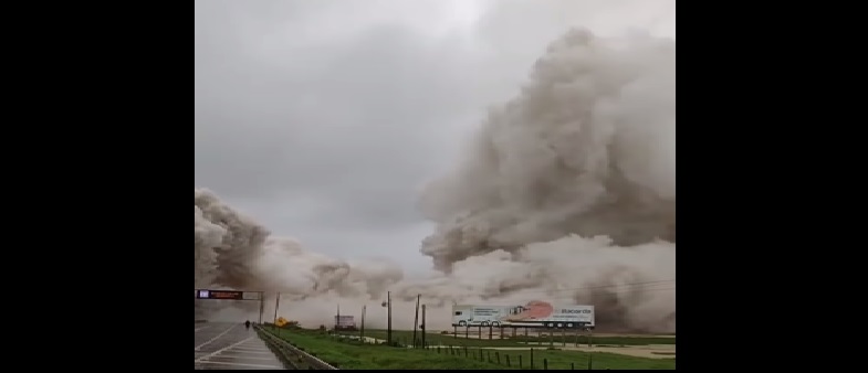 Nuvem de fumaça bloqueia tráfego na BR-101 e assusta moradores