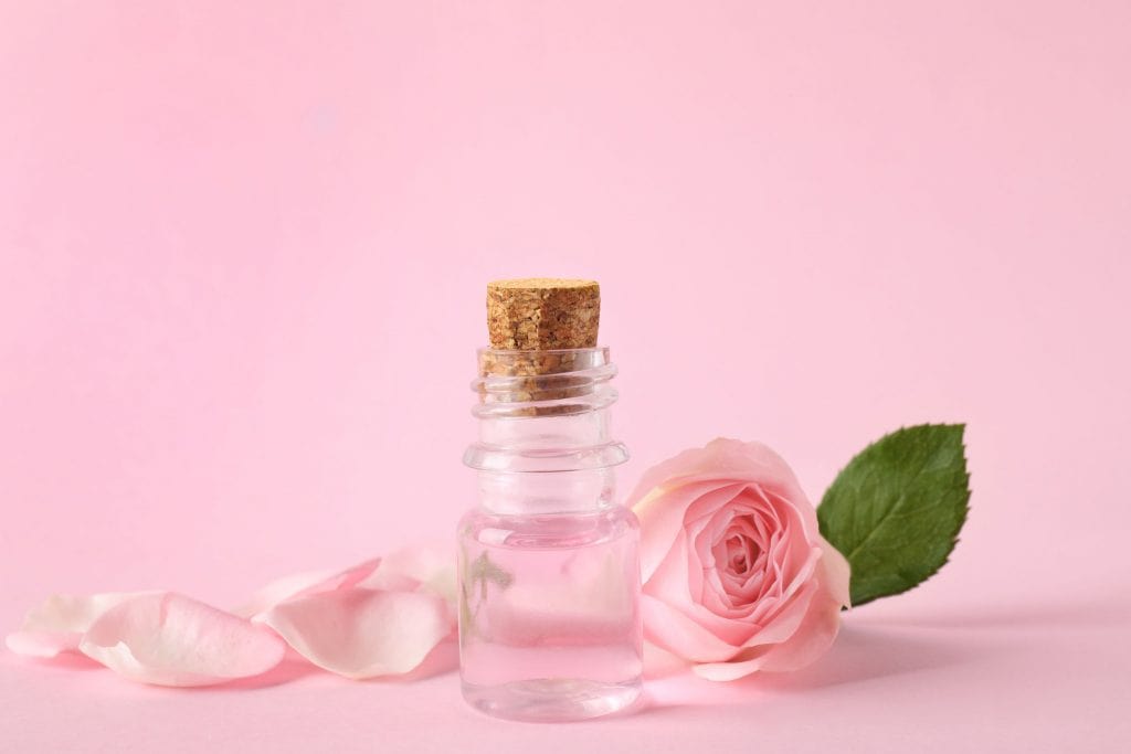 6 coisas incríveis que dá para fazer com água de rosas e você nem faz ideia
