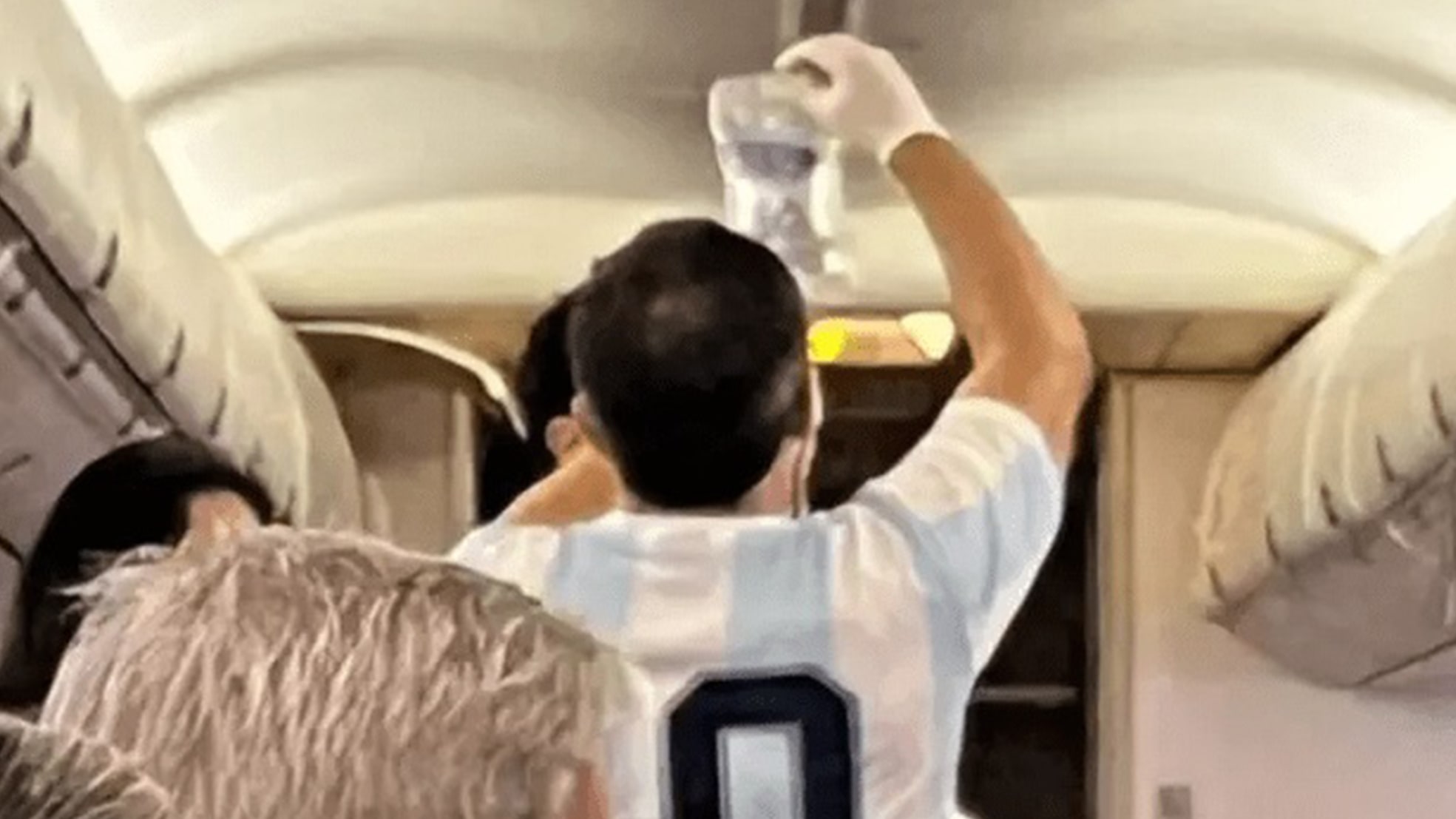 Médico salva idoso que sofreu infarto em voo durante jogo da Argentina