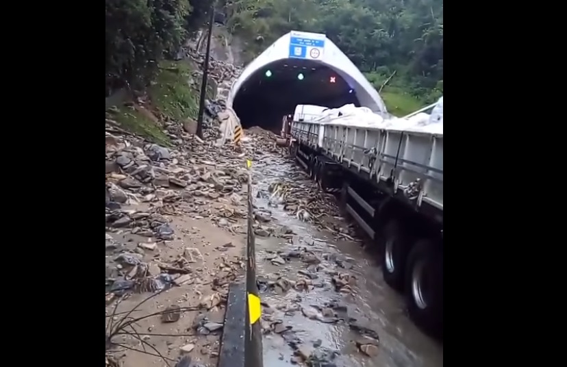 [VÍDEO] – Chuva volta a bloquear o Morro do Boi e outros pontos de Balneário Camboriú