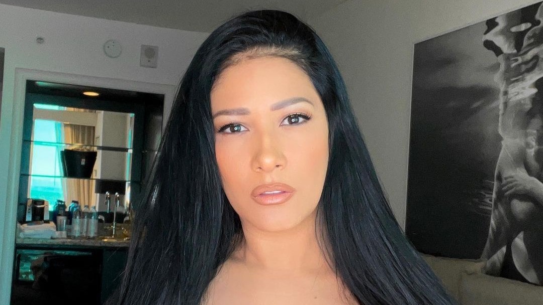 Simaria posta foto de topless e divide opiniões nas redes sociais: ‘Parem de criticar’