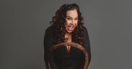 De topless, Solange Couto empina o bumbum em fio-dental e apimenta a web