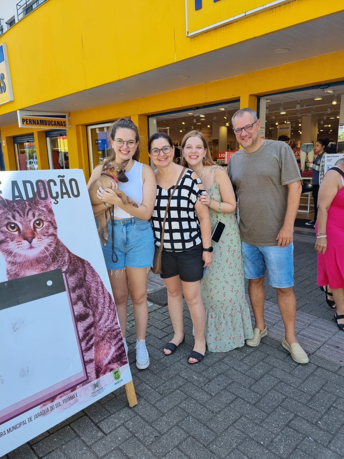 Cinco cães ganham um lar na feira de adoção da Fujama