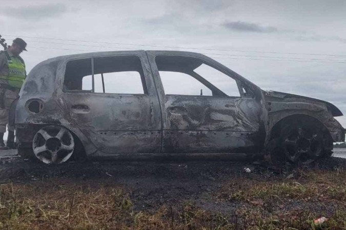 Carro de cabeleireira que sumiu com filhos é achado carbonizado com 4 corpos dentro