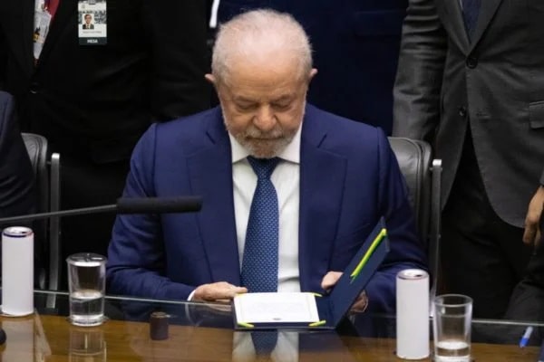 Lula assina decreto que restringe acesso a armas e registros de CACs