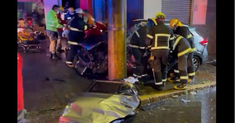 [VÍDEOS] – Motorista em alta velocidade fura sinal, bate em carro e mata uma jovem em Joinville