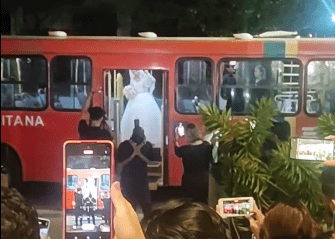 Noiva chega de ônibus em casamento e revela motivo inusitado da “carona”; veja vídeo