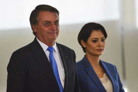 Pelas redes sociais, Michelle Bolsonaro fala sobre a saúde do ex-presidente