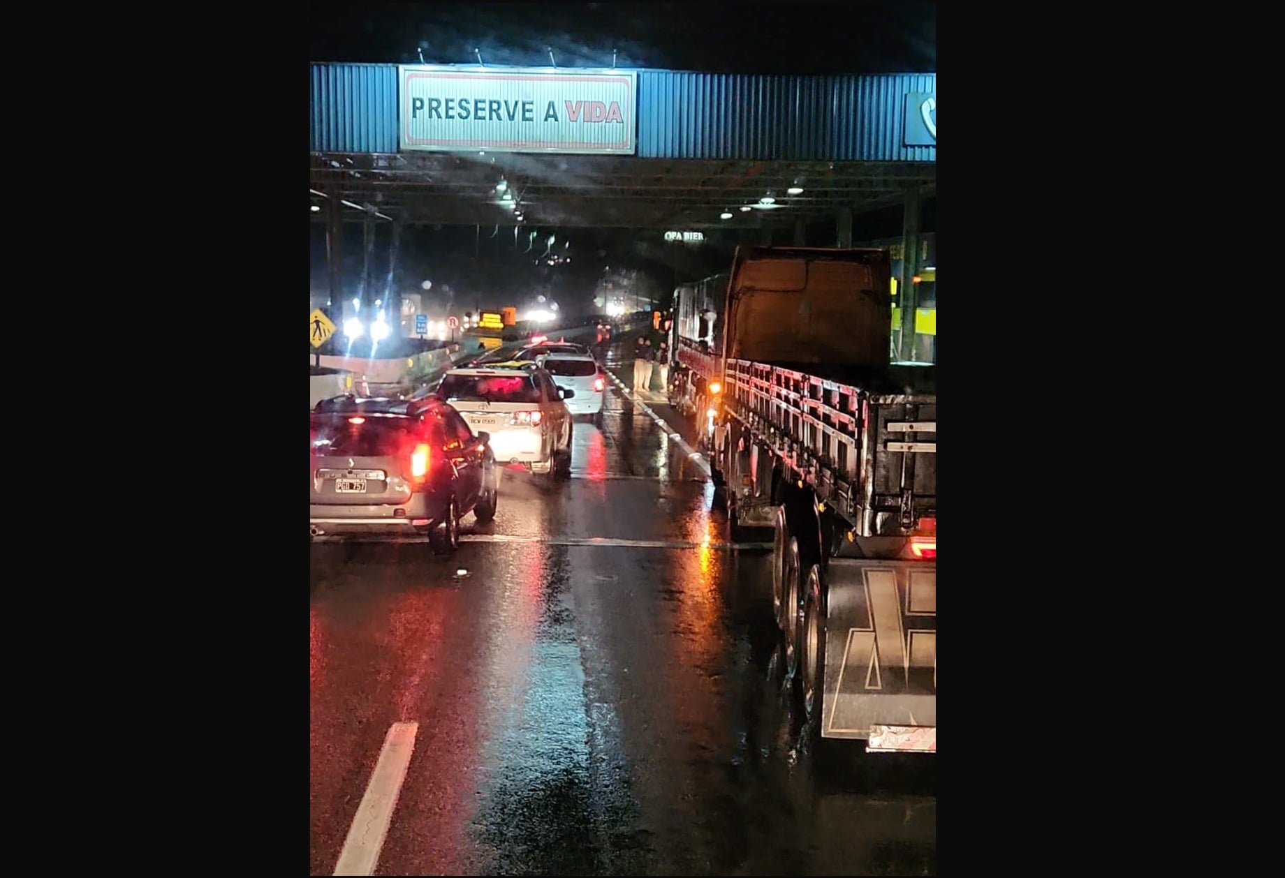 TRAJETO INTERDITADO  – BR-376/PR, em Guaratuba sofre com deslizamentos novamente