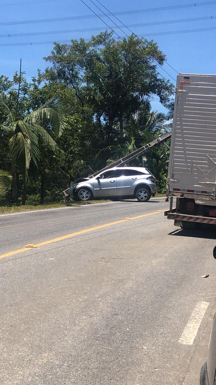 Carro bate contra poste com fios energizados no Garibaldi – Como agir?