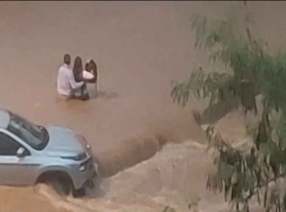 Temporal em Campinas tem veículos arrastados e mulher resgatada de carro em meio a alagamento