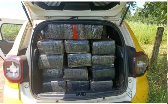 Mulher que transportava 700 kg de maconha é assaltada, chama a polícia e é presa