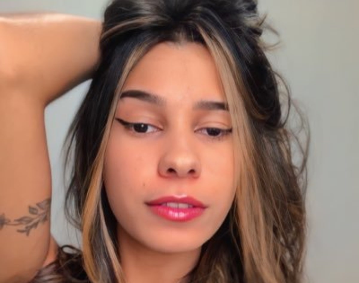 Moradora chega em casa e encontra proprietário pelado com mulher na cama