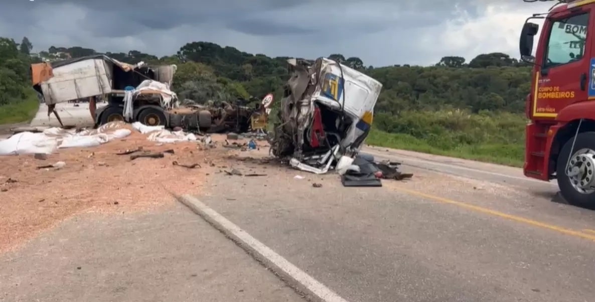 [VÍDEO] – Acidente “camicase” entre duas carretas no Paraná, provoca mortes e destruição