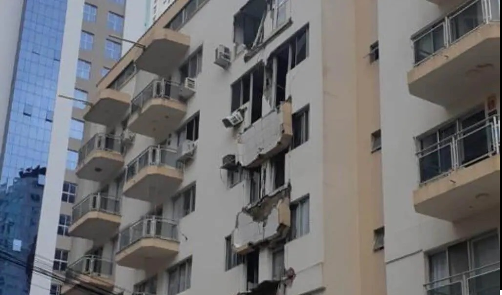 [VÍDEO] –  sacadas de prédio desabam em Balneário Camboriú