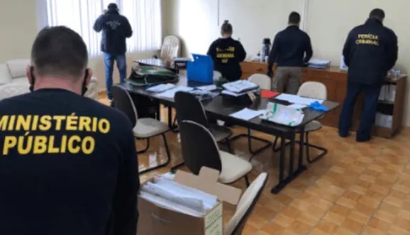 Escândalo do lixo tem filmagem de maços de dinheiro em frente a casa de prefeito