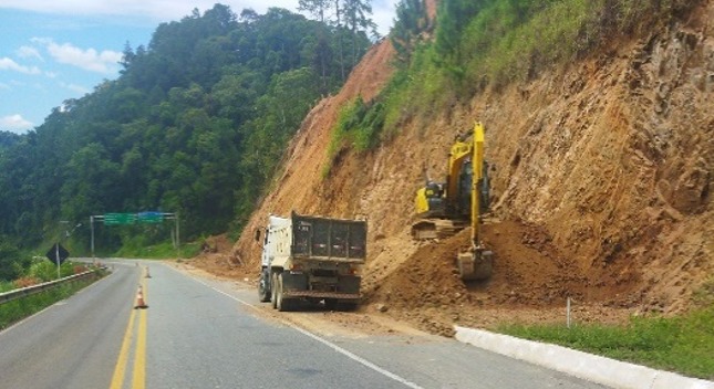 Serra de Corupá, na BR-280/SC, segue interditada para veículos pesados
