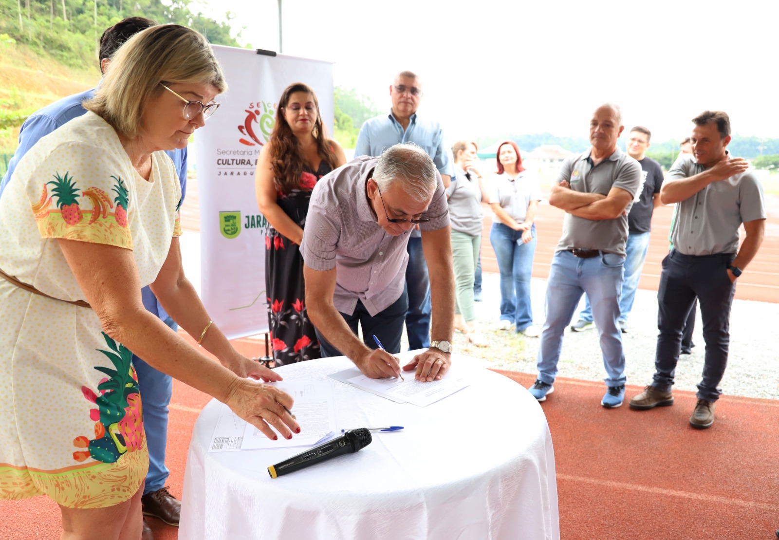Pista de atletismo de Jaraguá tem ordem de serviço assinada