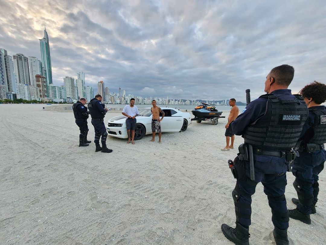“Deu Ruim” Camaro é multado por “passear” pela praia – veja o vídeo