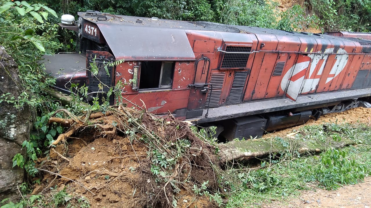 [Vídeo] - Trem com carga de grãos descarrila em Rio Natal, interior de São  Bento do Sul