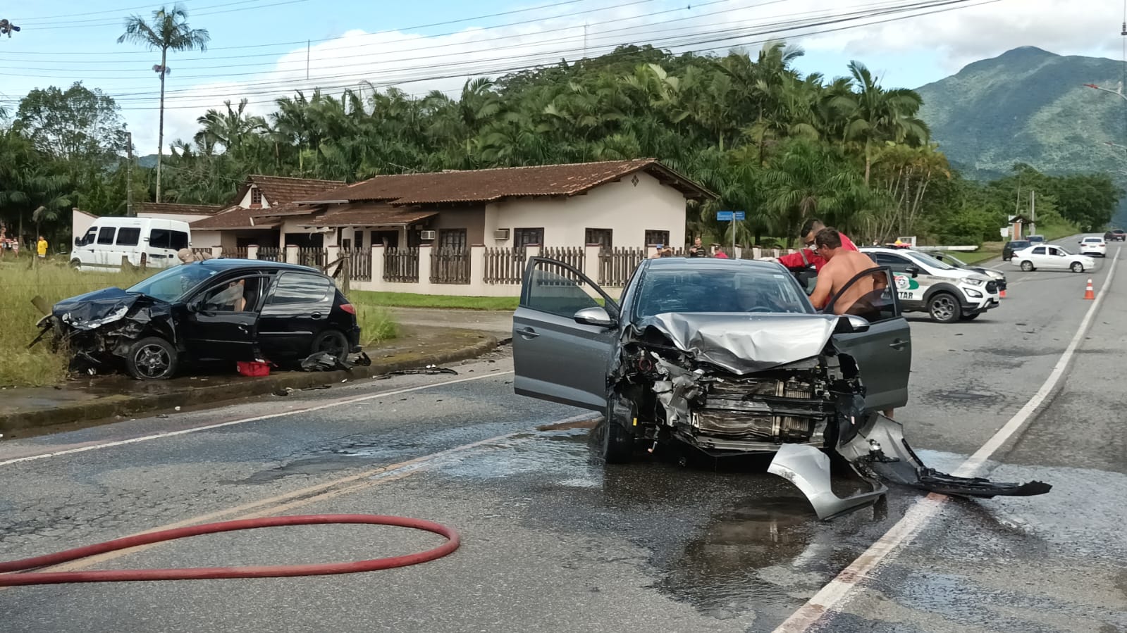 Acidente entre carros é registrado na rua Marechal Castelo Branco, em Schroeder