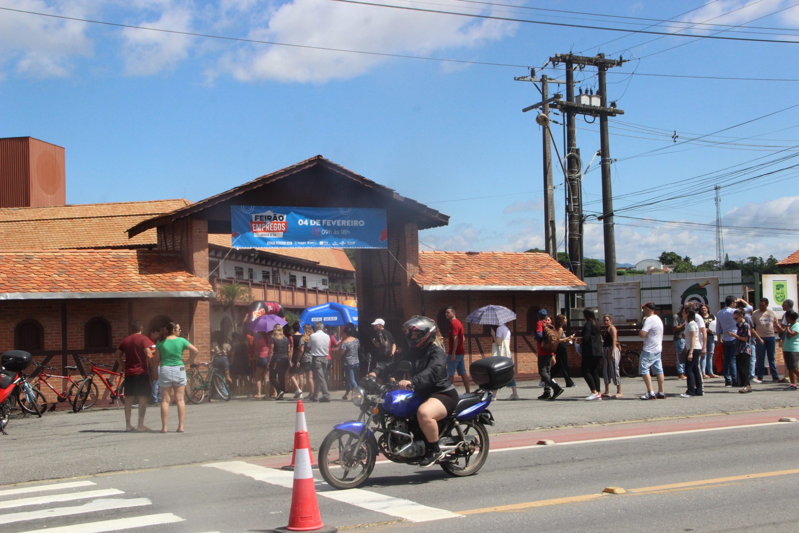 Público recorde busca vagas no 1º Feirão de Empregos