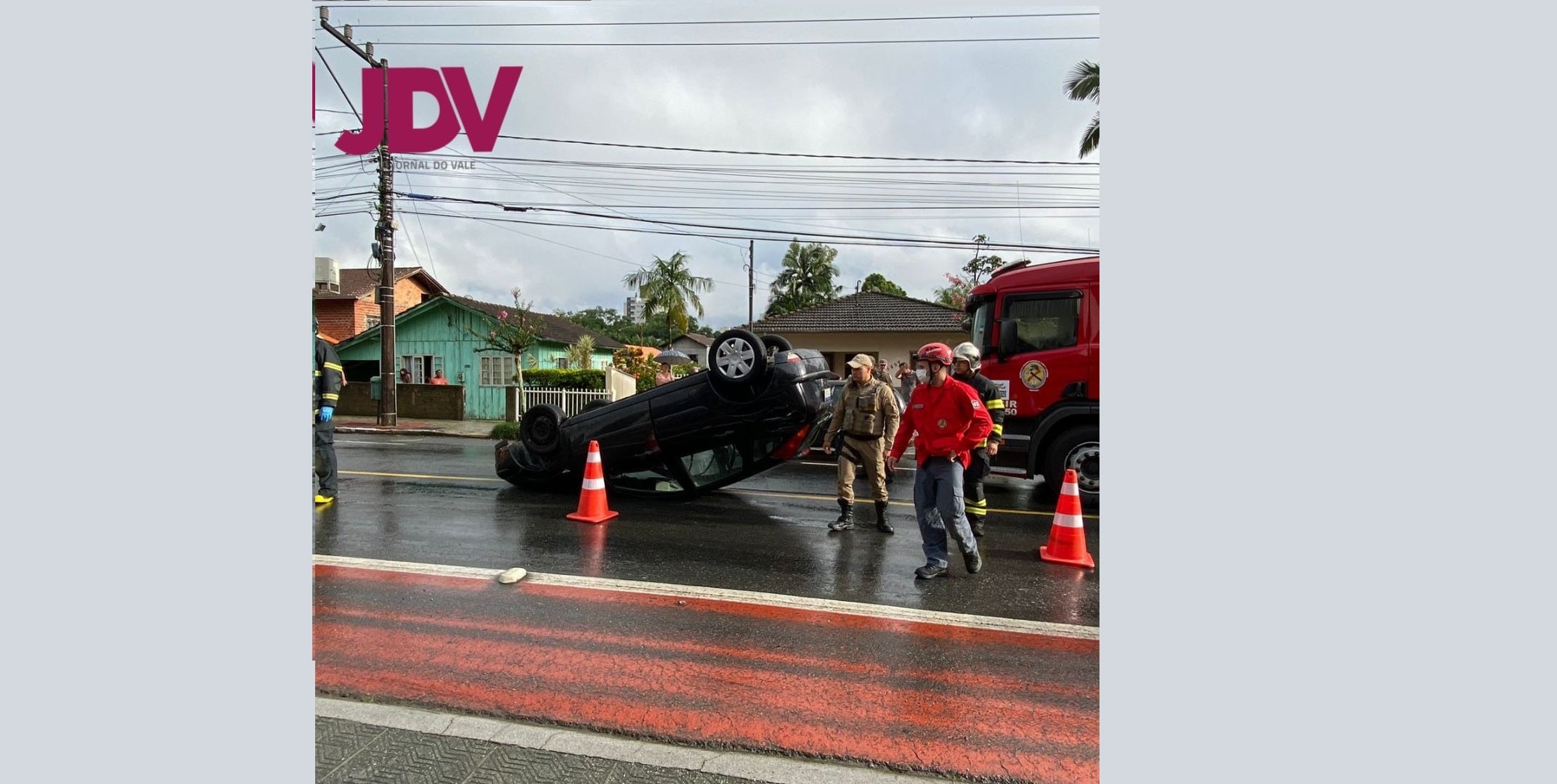 Capotamento na 25 de julho, veja  vídeo e imagens