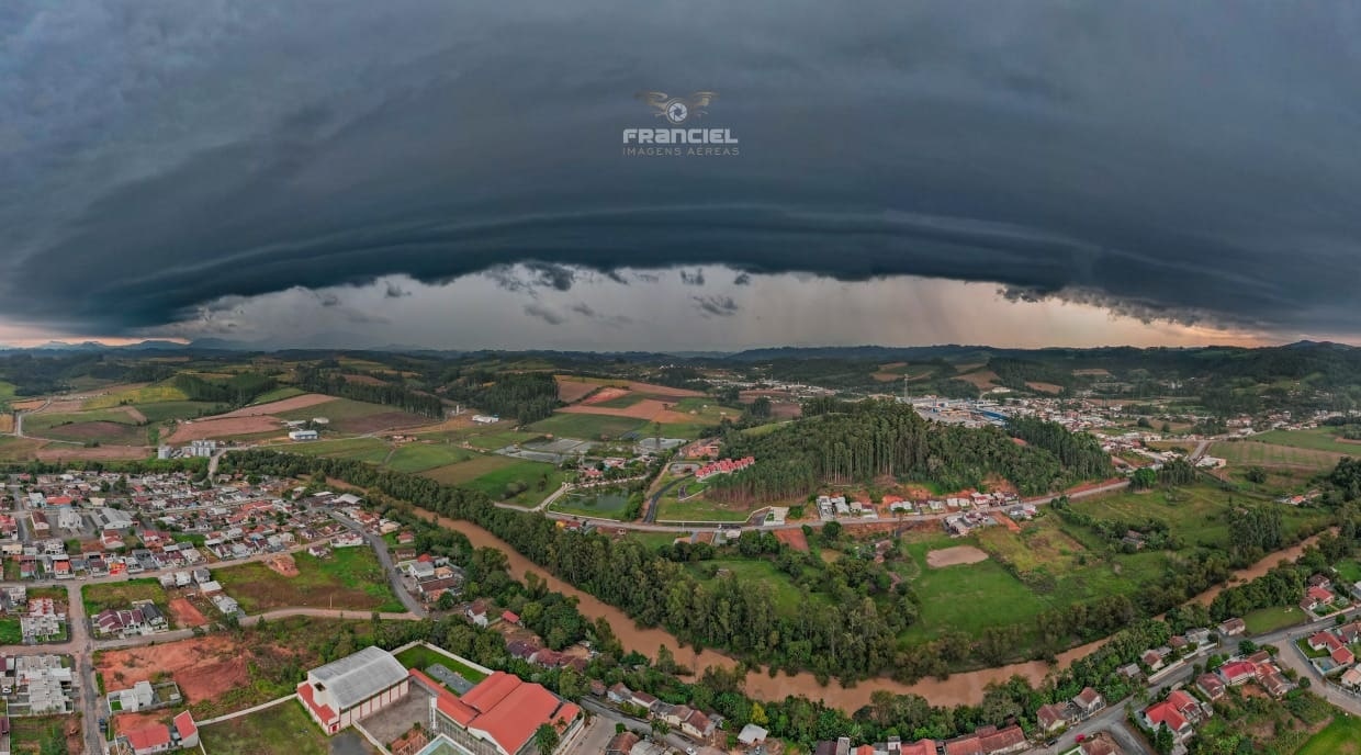 Nuvem shelf cloud se formou no céu de Ituporanga na tarde desta quarta-feira (29)