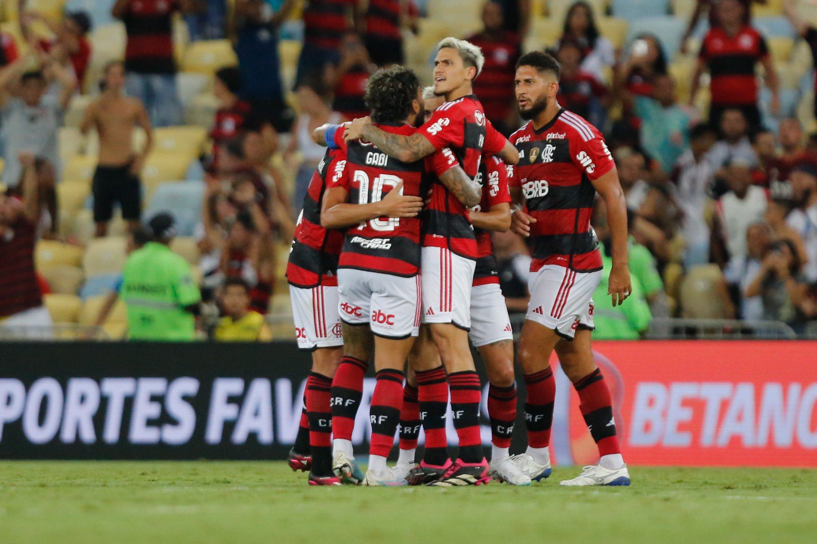 Flamengo vence o Vasco e sai em vantagem na semifinal do Carioca