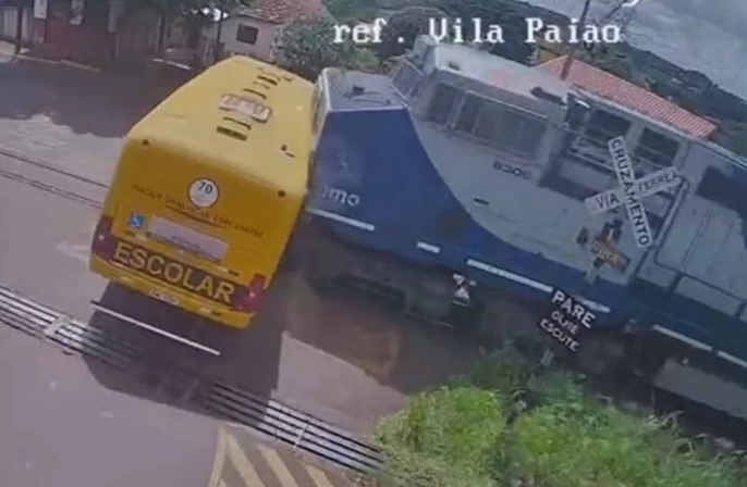 VÍDEO: Colisão entre ônibus e trem deixa pessoas feridas gravemente