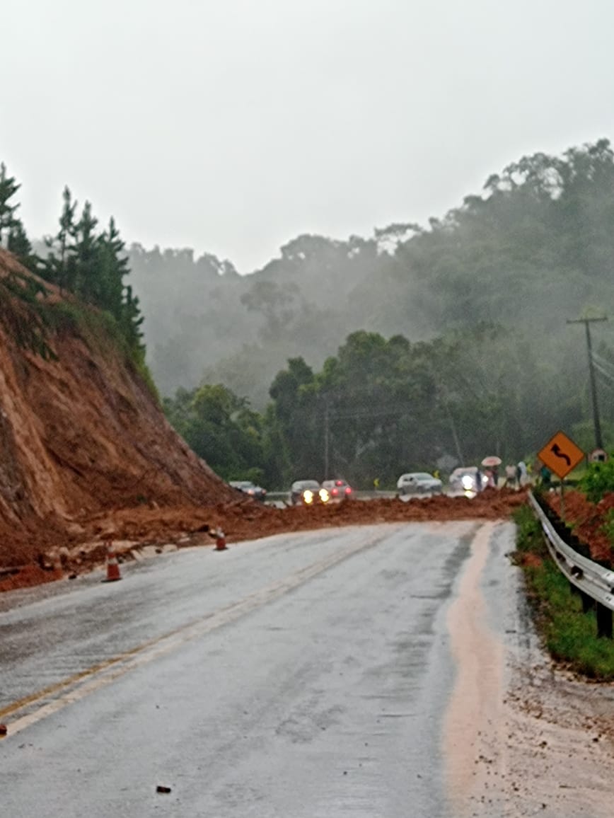 Vídeos e imagens impressionam deslizamento na BR-280, KM 84 em Corupá