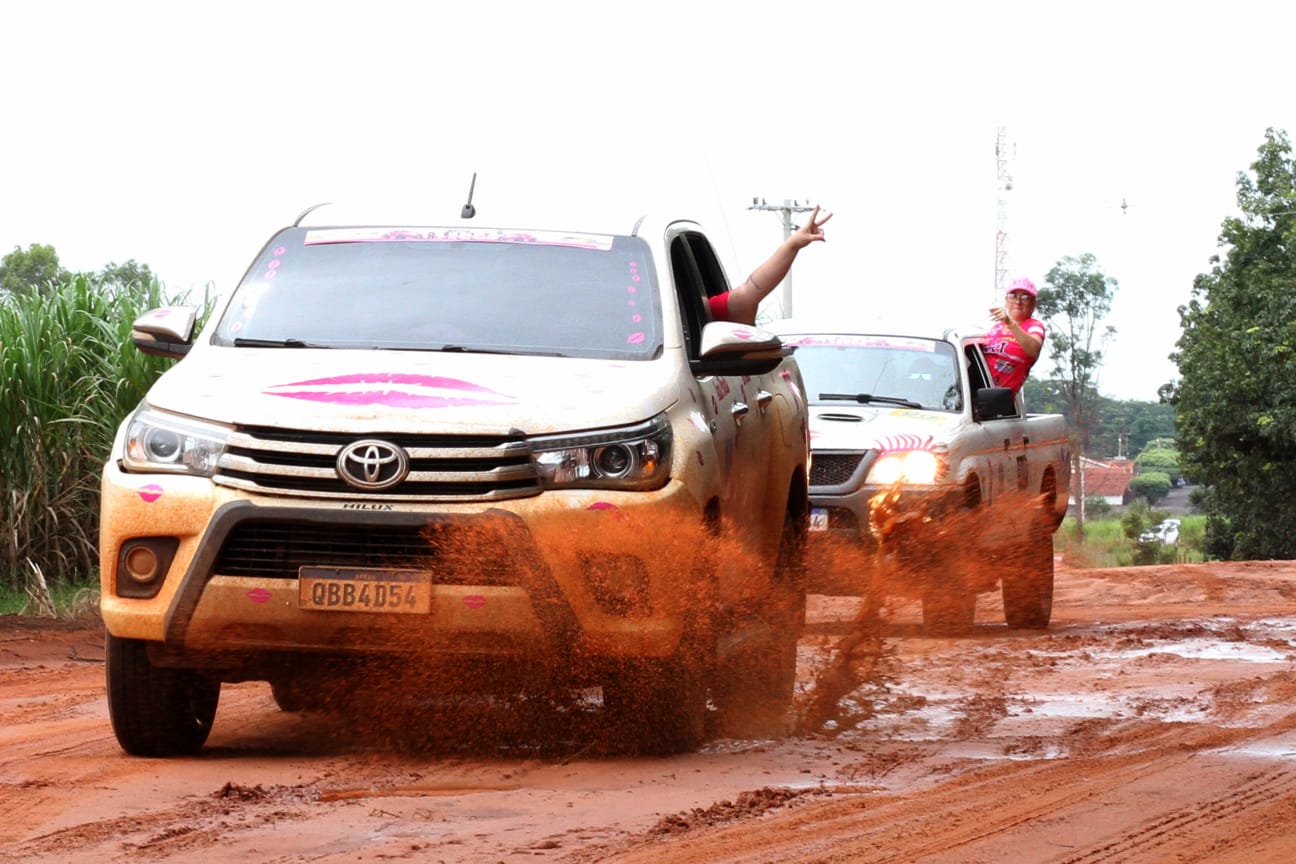 E quem disse que lugar de mulher não é pilotando máquinas em Rally?
