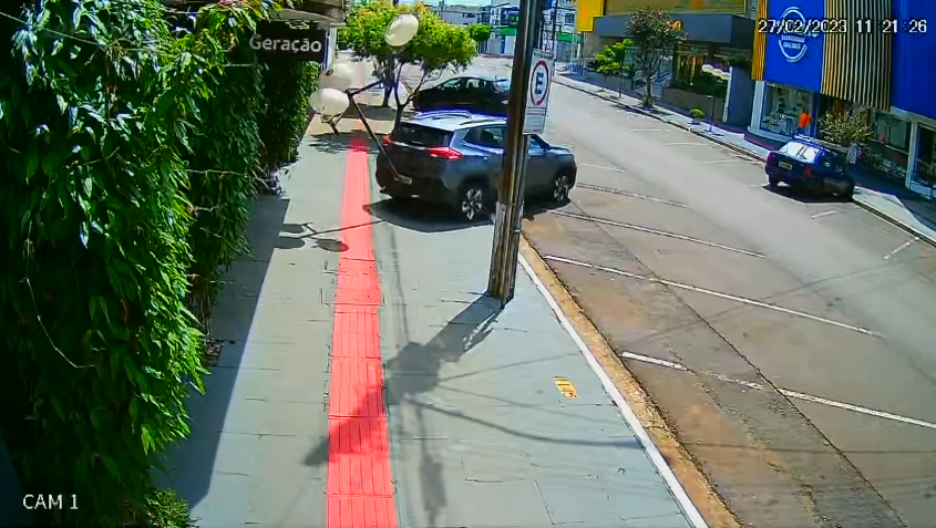 Motorista se descuida ao sair do carro e veículo derruba poste, no centro de Xanxerê