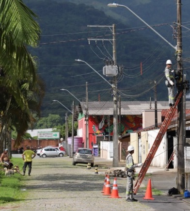 Celesc dá início a limpeza dos cabos abandonados e rompidos